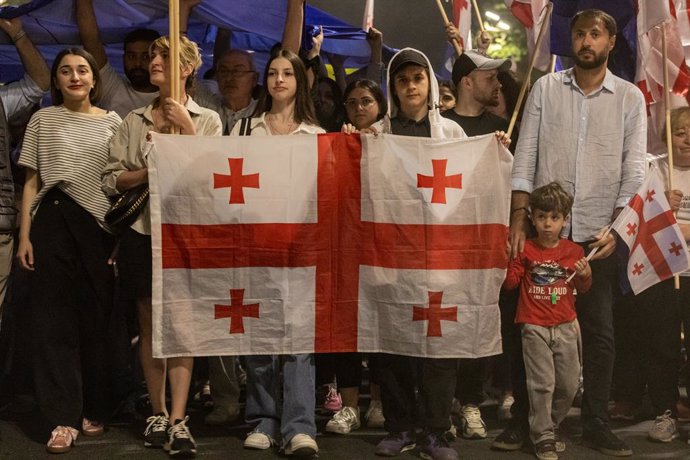 Archivo - April 28, 2024, Tbilisi, Georgia: Protesters hold a Georgian flag as they take part in a protest against the reintroduction of a bill on 'foreign agents' in central Tbilisi.