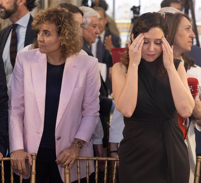 La candidata del PP a las elecciones europeas, Dolors Montserrat (i)  y la presidenta de la Comunidad de Madrid y del PP de Madrid, Isabel Díaz Ayuso (d), llegan a un desayuno informativo organizado por Nueva Economía Fórum, 4 de junio de 2024, en Madrid.