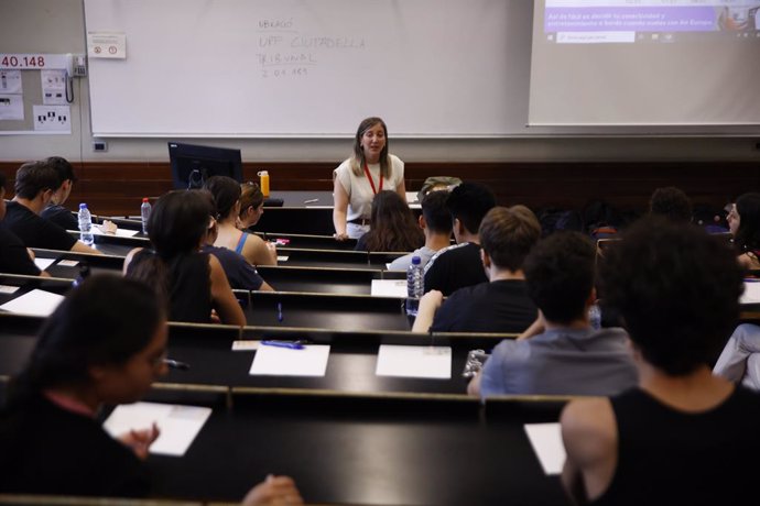 Una examinadora amb els estudiants el primer dia dels exàmens de selectivitat