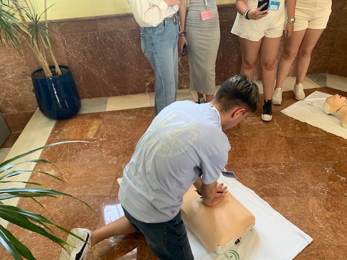 Un estudiante de Cuidados Auxiliares de Enfermería en Puerto Real realizando una práctica sobre RCP.