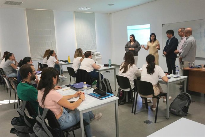 La delegada de Empleo, María Dolores Gálvez (segunda por la zida.), en la visita al curso.
