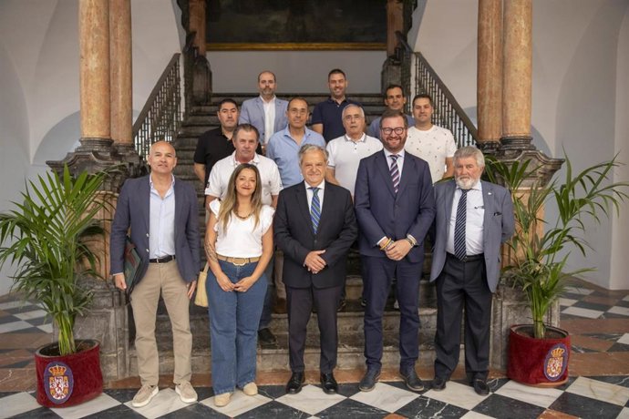 El presidente de la Diputación de Córdoba, Salvador Fuentes (centro), acompañado por Antonio Martín, junto a los representantes de los colectivos y entidades beneficiarias.