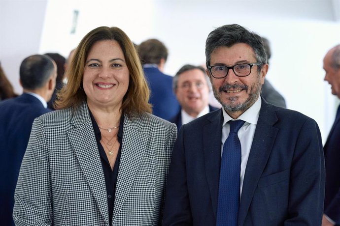 La presidenta de la Autoridad Portuaria de Las Palmas, Beatriz Calzada, con el presidente de Puertos del Estado, Álvaro Rodríguez