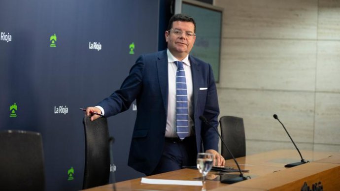 El portavoz del Gobierno riojano, Alfonso Domínguez, en comparecencia de prensa del Consejo de Gobierno