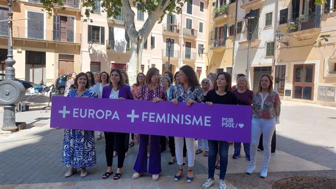 La secretaria general del PSIB, Francina Armengol, en un acto de campaña del PSIB para las elecciones del 9J, junto con la candidata Alícia Homs.