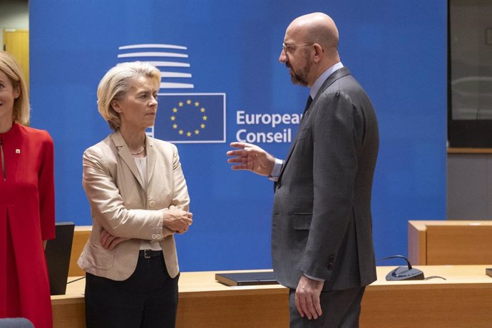 Archivo - La presidenta de la Comisión Europea, Ursula Von der Leyen, y el presidente del Consejo Europeo, Charles Michel