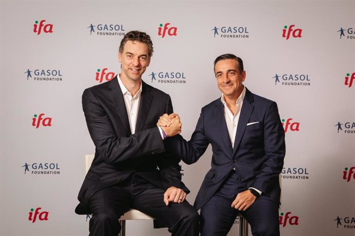 El exjugador y presidente de la Gasol Foundation, Pau Gasol, y Juan Manuel Morales, director general del Grupo IFA.