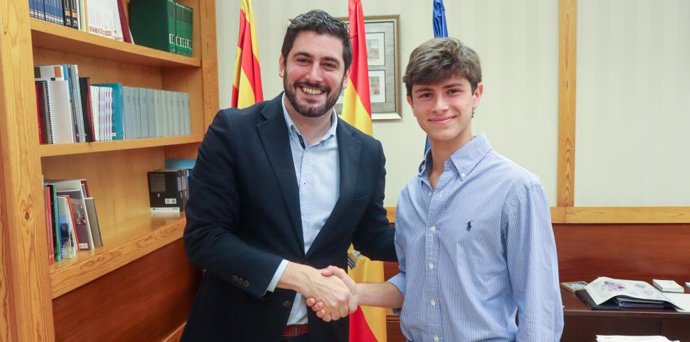 El vicepresidente primero del Gobierno de Aragón, Alejandro Nolasco, y el novillero Aaron Palacio