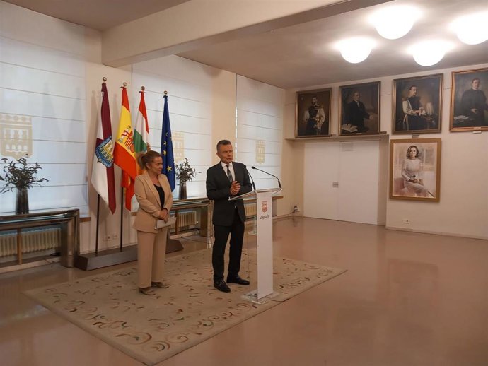 El alcalde de Logroño, Conrado Escobar, y la delegada del Gobierno, Beatriz Arraiz