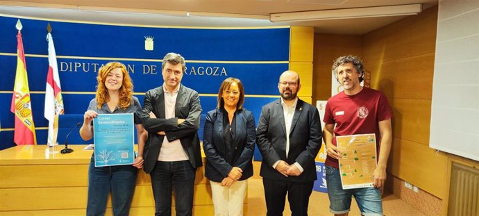 De izquierda a  derecha, Rosana Sanz, coordinadora del curso; el director de la Cátedra DPZ Despoblación y Creatividad, Vicente Pinilla;  la diputada Charo Lázaro y  el alcalde de Cariñena,  Sergio Ortiz.