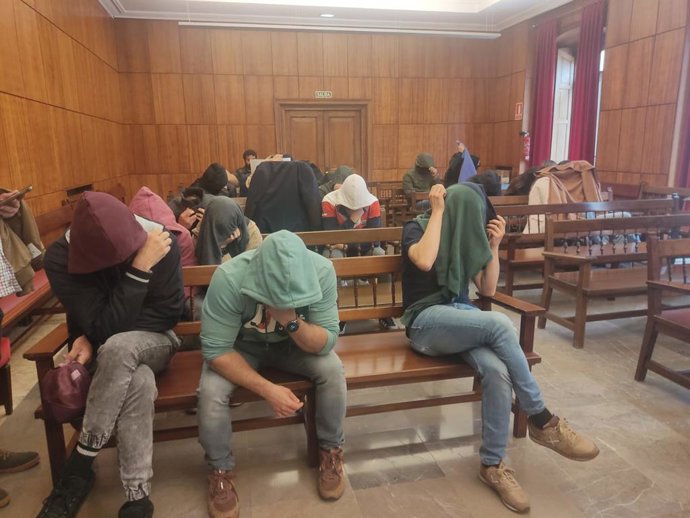Los acusados sentados en el banquillo antes del inicio del juicio.