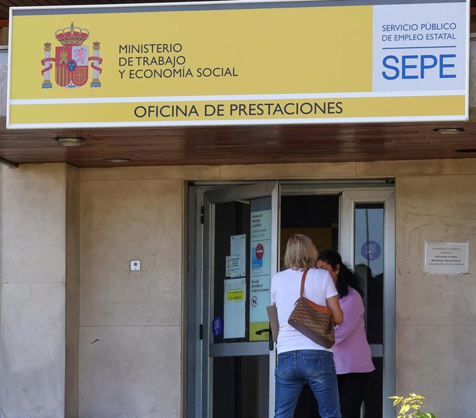 Dos personas entran a una oficina del SEPE