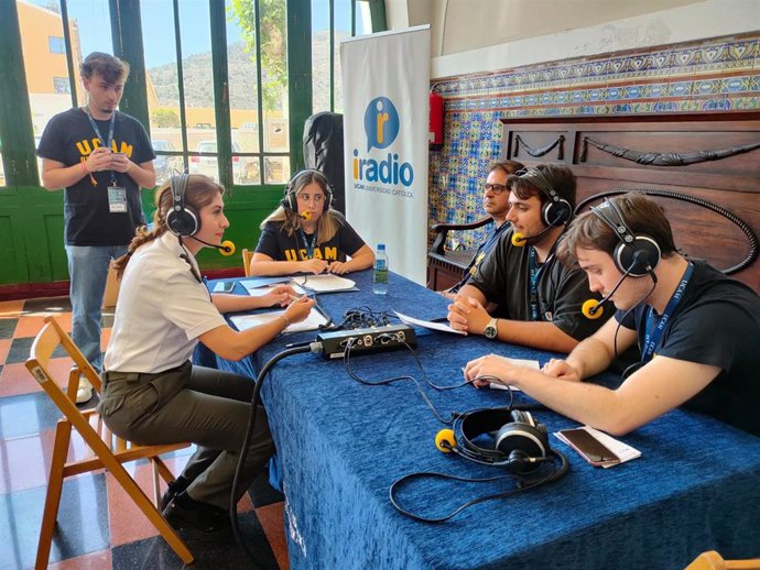 Alumnos de la UCAM se forman en comunicación de crisis en la práctica realizada en el Arsenal de Cartagena.