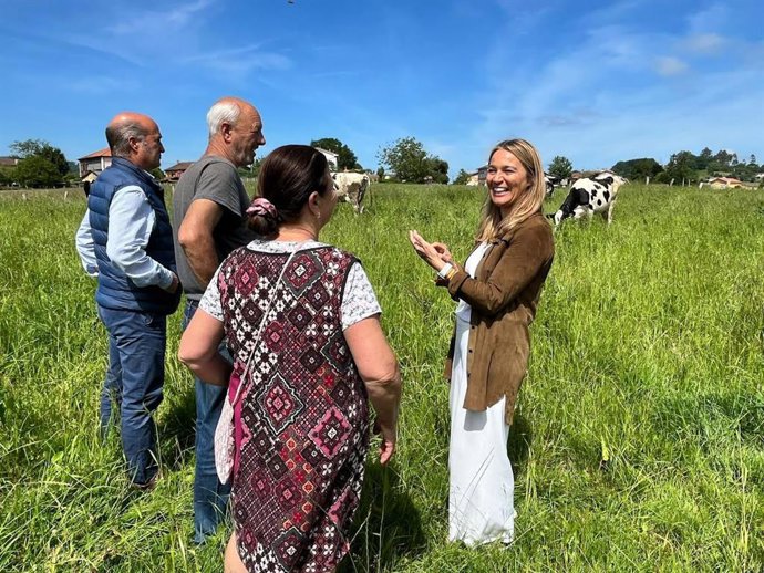 Susana Solís, a la derecha