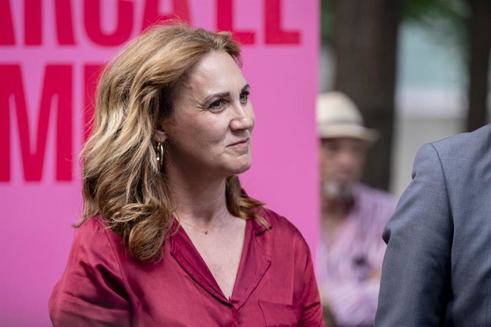 La cabeza de lista de Sumar a las elecciones europeas, Estrella Galán, durante su visita a la ciudad, en la plaza de los Abuelos, a 3 de junio de 2024, en Alcorcón, Madrid (España). 