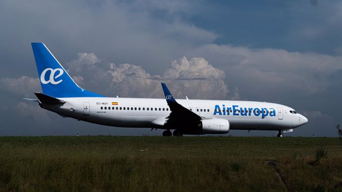 Archivo - Un avión de la compañía Air Europa, a su llegada al Aeropuerto de Alvedro, a 4 de noviembre de 2023, en A Coruña, Galicia (España).  