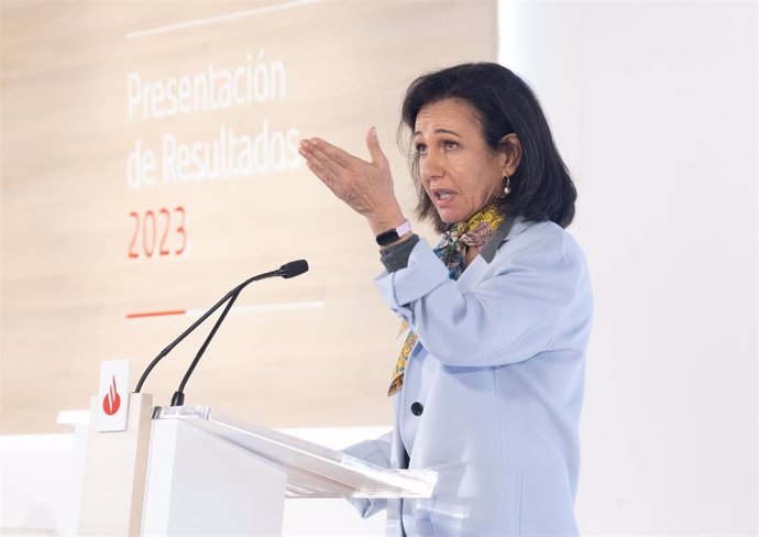 Archivo - La presidenta del Banco Santander, Ana Botín, durante la presentación de los resultados del 2023 del Grupo Santander, en la Ciudad Grupo Santander, a 31 de enero de 2024, en Boadilla del Monte, Madrid (España).