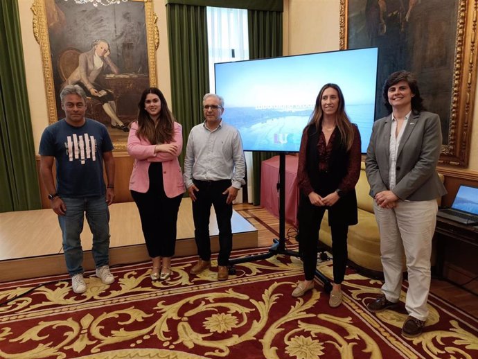 La vicealcaldesa de Gijón y concejala de Economía, Empleo, Turismo e Innovación, Ángela Pumariega, (segunda por la dcha), momentos antes de la presentación de la programación del proyecto LUCE Laboratorio Urbano.