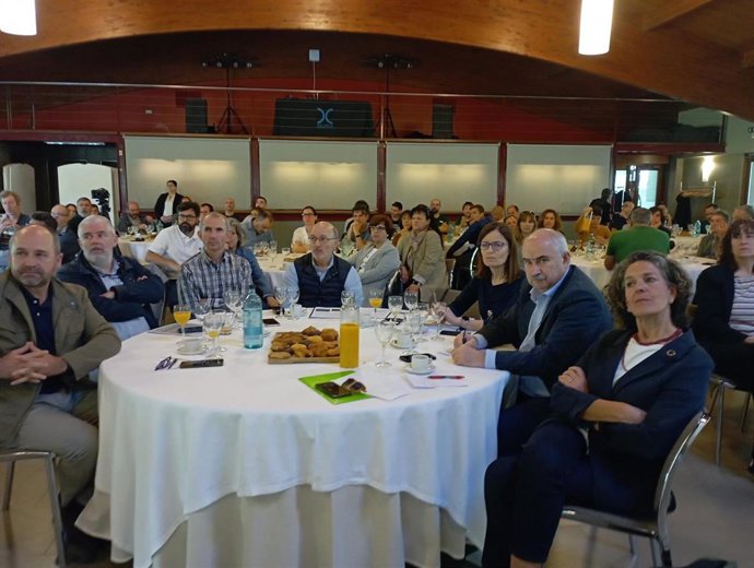 El consejero José Mari Aierdi e Itziar Gómez con participantes en la presentación de la memoria anual de GAN-NIK