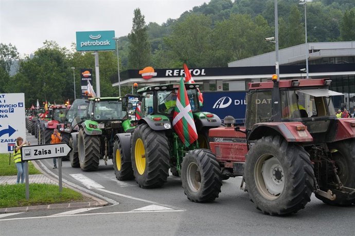 Tractores durante una protesta de agricultores, en la frontera entre España y Francia, en Biriatou