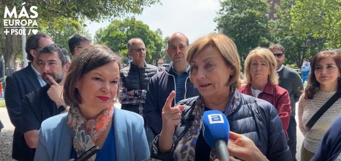 La candidata número ocho del PSOE a las elecciones europeas, Leire Pajín y la alcaldesa de Avilés, Mariví Monteserín, en Avilés.