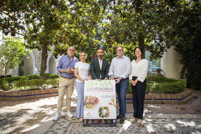 El presidente de Iprodeco, Félix Romero (centro), y la delegada de Turismo de la Diputación, Narci Ruiz (segunda por la izda.), en la presentación de la Feria Gastronómica de Fuente Palmera.