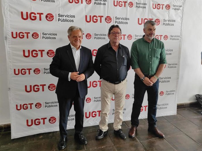 El presidente de la Diputación de Córdoba, Salvador Fuentes (izda.), junto a Lacuerda (centro) y Martín, antes de las jornadas.