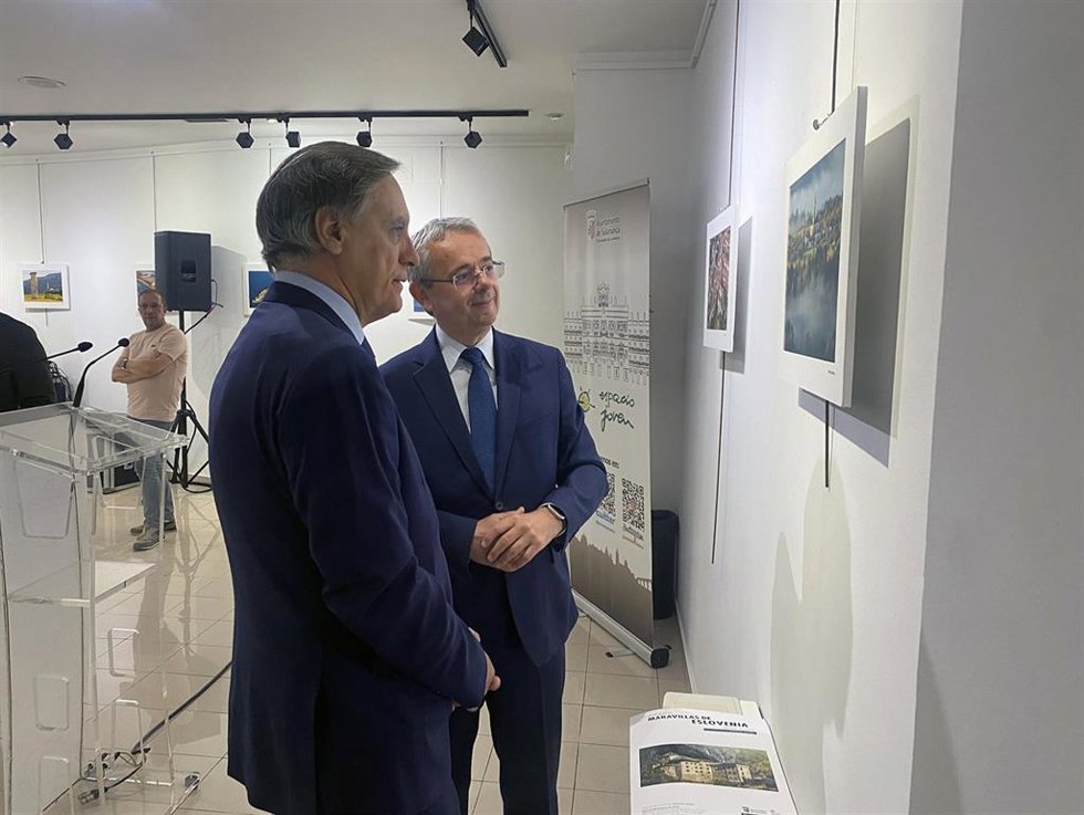El alcalde de Salamanca, Carlos García Carbayo, y el embajador de Eslovenia en España, Robert Krmelj.