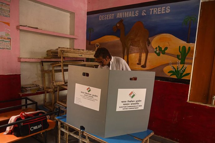 Un hombre vota en Benarés durante las elecciones parlamentarias en India (archivo)