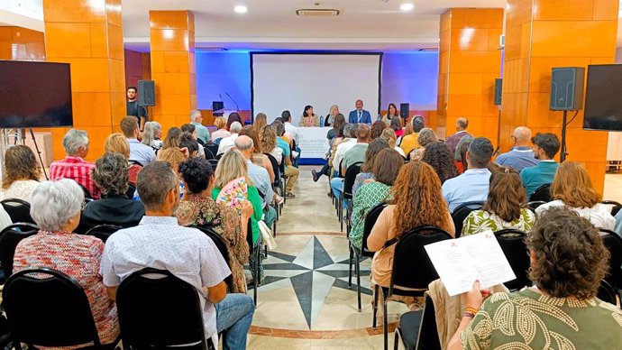Autoridades en la inauguración del II encuentro médico-paciente en enfermedad inflamatoria intestinal en el Hospital Juan Ramón Jiménez de Huelva.