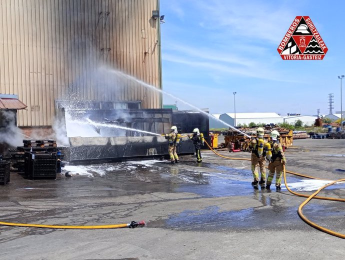 Los Bomberos de Vitoria-Gasteiz han sofocado el incendio producido en una fundición del polígono de Júndiz