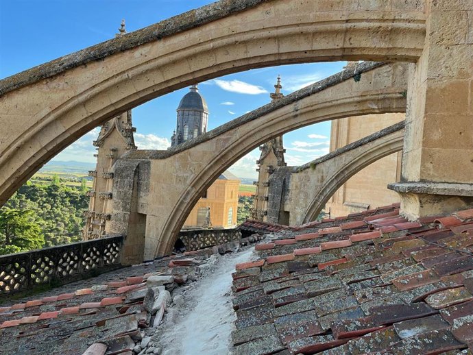 Aspecto de la cubierta de la Catedral, bajo arbotantes