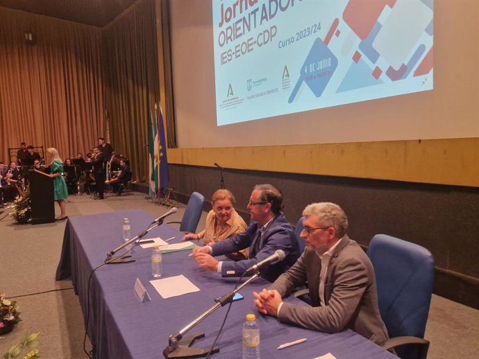 Al acto inaugural de esta sesión de trabajo han acudido el delegado territorial, Miguel Briones; el concejal de Educación, Igualdad, Empleo y Juventud de Torremolinos, Francisco García, y la jefa del Servicio de Ordenación Educativa, Aurora Díaz.