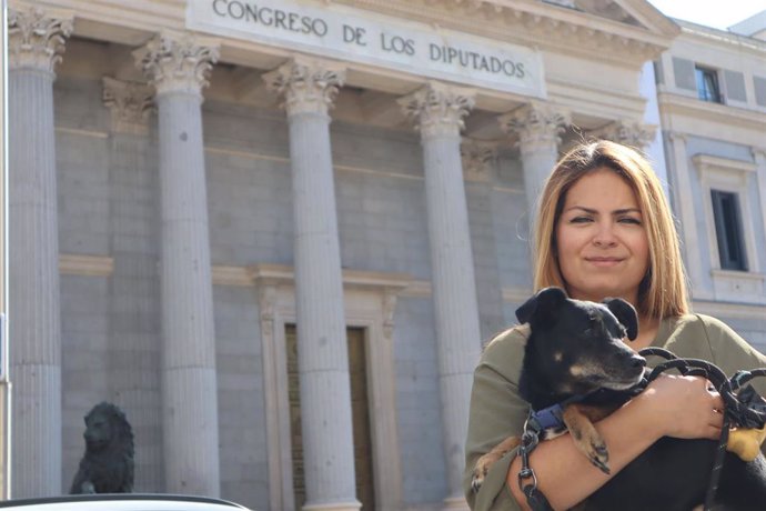 Yolanda Morales frente  al Congreso de los Diputadaos con un perro en brazos.