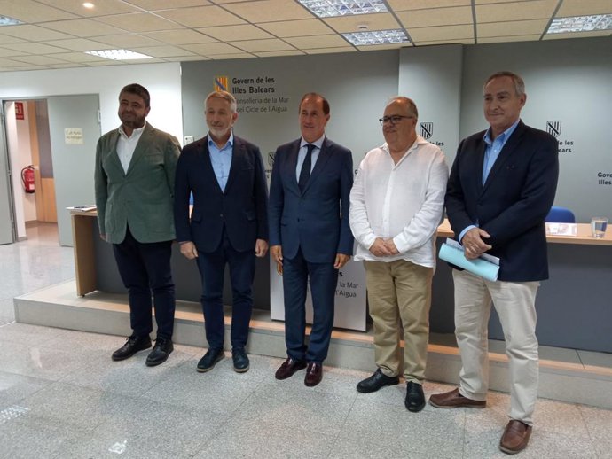 El conseller del Mar, Juan Manuel Lafuente (c), junto a directores generales.