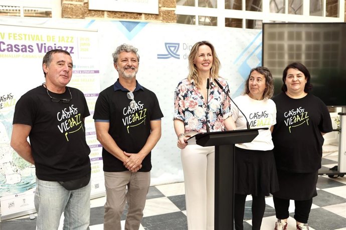 Vanesa Beltrán presentando el Festival Casas Viejazz de Benalup.