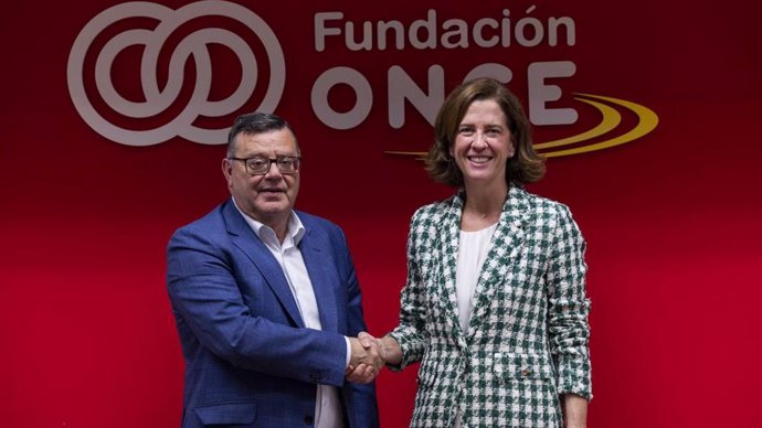 Acuerdo entre la presidenta de AEB y su fundación, Alejandra Kindelán, y el director general de Fundación ONCE, José Luis Martínez Donoso