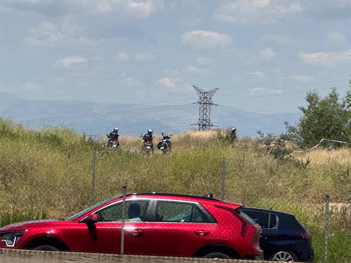 Agentes de Policía en moto en la zona donde se ha producido el tiroteo buscando a la persona que habría realizado los disparos