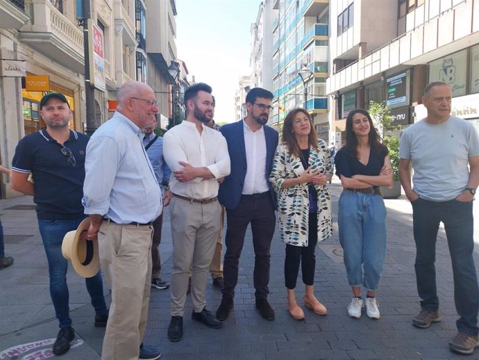 Los Miembros De La Candidatura A Las Elecciones Europeas Por Izquierda Española Guillermo Del Valle, Soraya Rodríguez, Laura Montecino, Francisco Igea Arisqueta Y Pedro García En La Calle Santiago De Valladolid