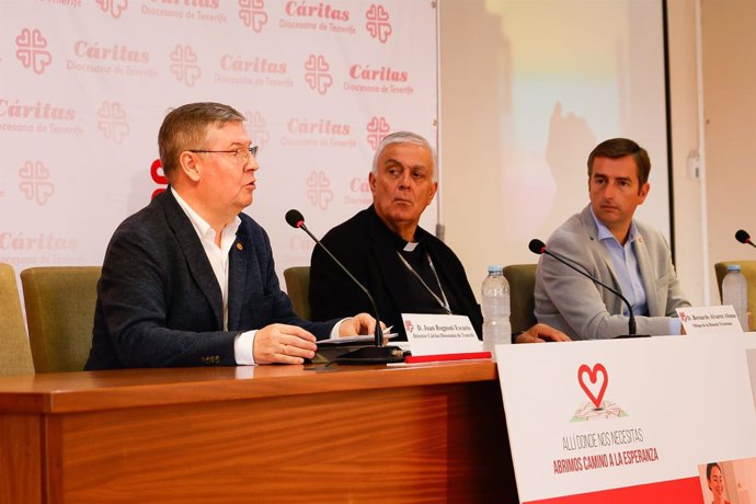 El director de Cáritas en Santa Cruz de Tenerife, Juan Rognoni, el obispo de la Diócesis Nivariense, Bernardo Álvarez, y el secretario general, Ricardo Iglesias, en la presentación de la memoria de 2023