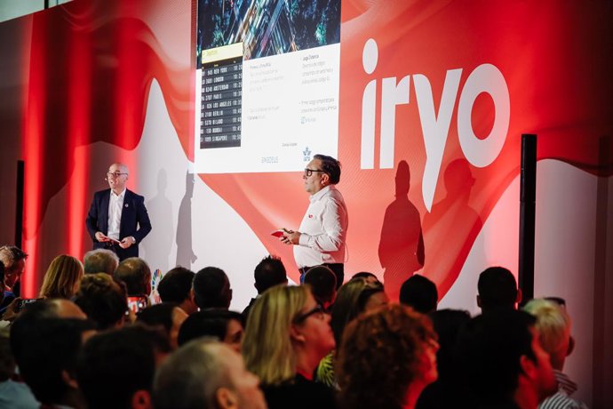 Archivo - A la izquierda, el consejero delegado de la operadora Iryo, Simone Gorini,