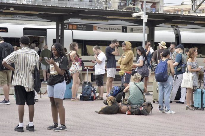 Archivo - Decenas de personas esperan a poder coger un tren en Vilanova i la Geltrú, una de las estaciones afectadas, a 16 de agosto de 2023, en Vilanova i la Geltrú, Barcelona, Catalunya (España).  