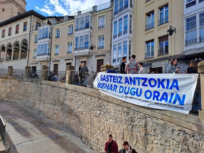 Gasteiz Antzokiaren aldeko pankarta bat