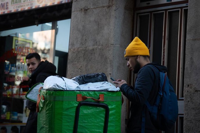 Archivo - Un repartidor