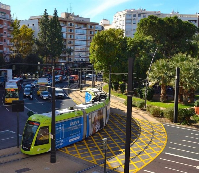 Imagen del tranvía, circulando por el centro de Murcia