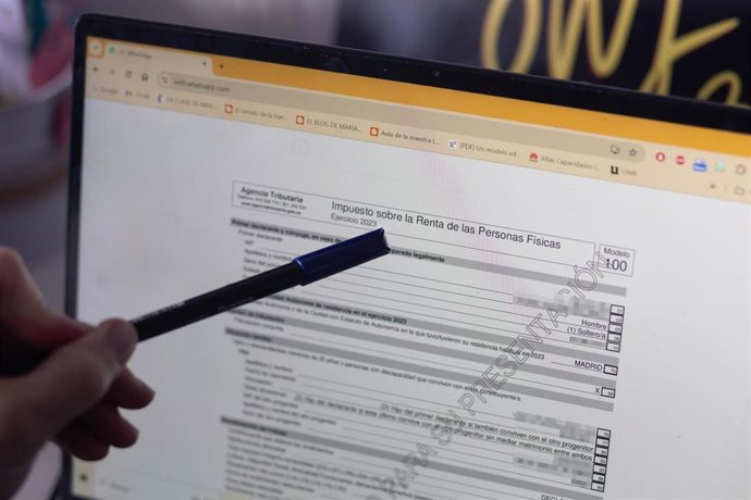 Archivo - Comienza el servicio tradicional de confección de declaraciones en las oficinas de la Agencia Tributaria