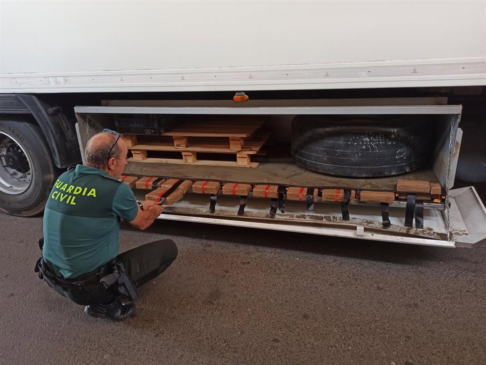 La Guardia Civil descubre 280 kilos de hachís en un doble fondo de un semirremolque en el puerto de Motril (Granada).