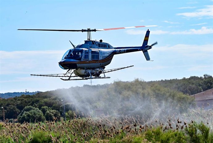 Helicóptero fumiga una de las zonas húmedas de Palma para evitar la proliferación del mosquito tigre.