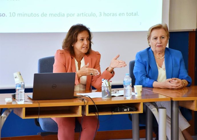 Archivo - La consejera de Salud y Consumo, Catalina García, y Blanca Fernández-Capel, la hasta ahora directora gerente de la Escuela Andaluza de Salud Pública (EASP), con sede en Granada.