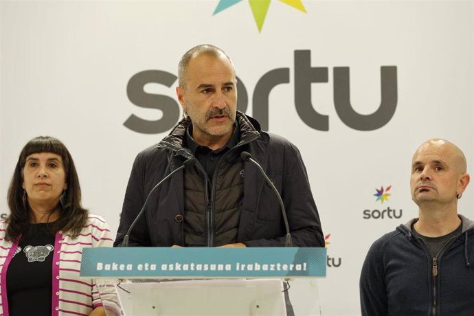 El abogado Aiert Larrarte junto a los miembros de Sortu Oihana San Vicente y Haimar Altuna